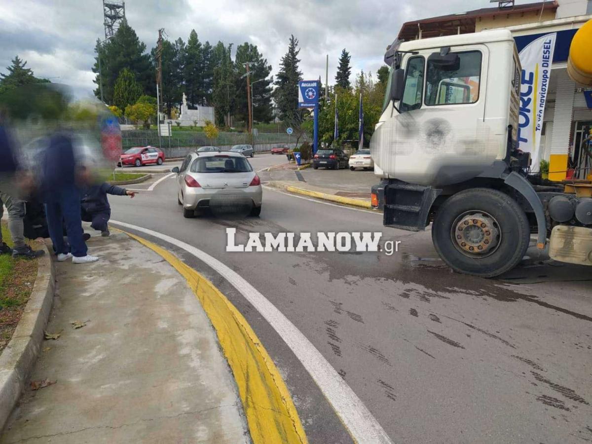 Ντελιβεράς κάτω από τις ρόδες μπετονιέρας