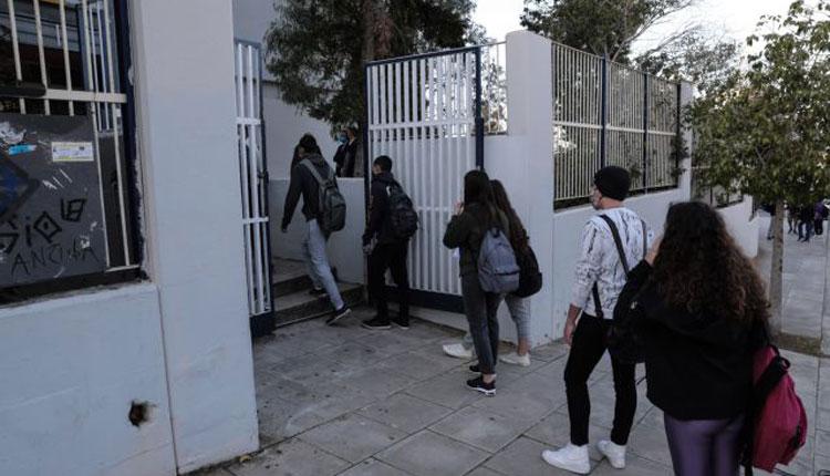Θεσσαλονίκη: Αρνητής καθηγητής βρέθηκε εκτός σχολείου