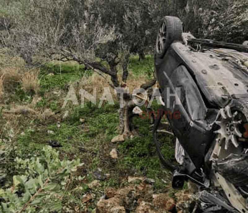 Αυτοκίνητο μετά την ξέφρενη πορεία του αναποδογύρισε και έπεσε πάνω σε μια ελιά