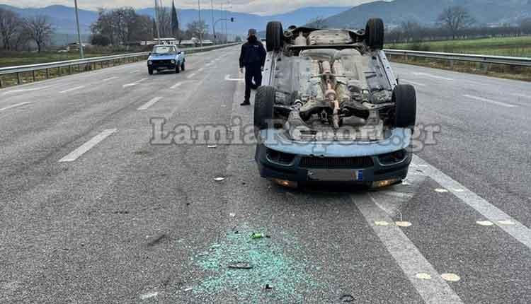 Αυτοκίνητο παραβίασε stop και βρέθηκε ανάποδα στην άσφαλτο
