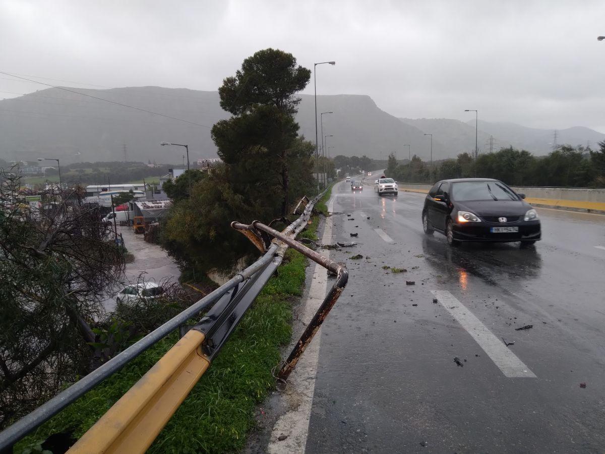 Τροχαίο στον κόμβο του Γαζίου - Το όχημα κρατήθηκε από τις προστατευτικές μπάρες (pics)