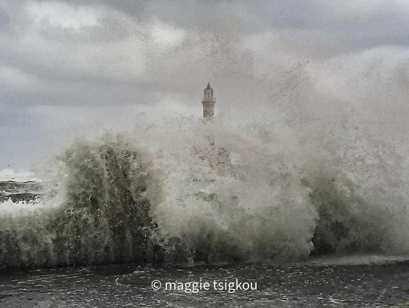 Τα κύματα «κατάπιαν» το Λιμάνι των Χανίων (pics)