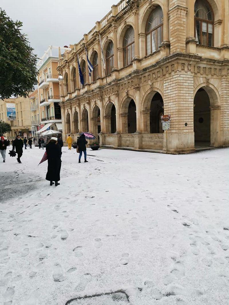 Στα λευκά «ντύθηκε» το Ηράκλειο (pics+vid)