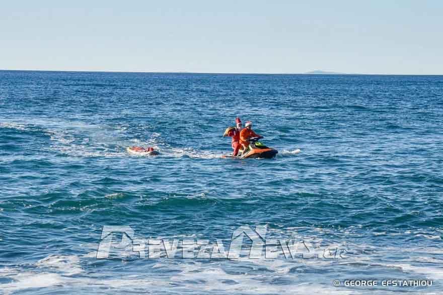 Άφιξη με jet ski έκανε ο Άι Βασίλης - μοίρασε δεκάδες δώρα