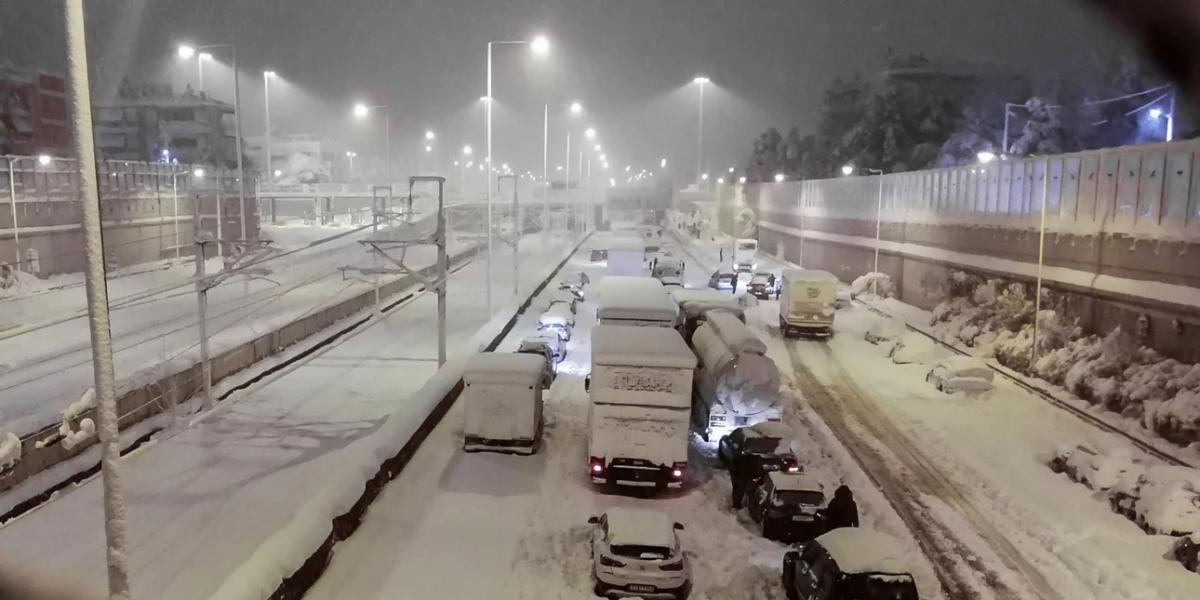 Οι μαρτυρίες σοκ εγκλωβισμένων οδηγών στην Αττική Οδό (vids)