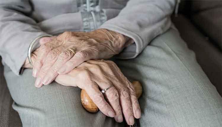 Ληστεία σε βάρος 72χρονης – Την έδεσαν με χειροπέδες σε σωλήνα