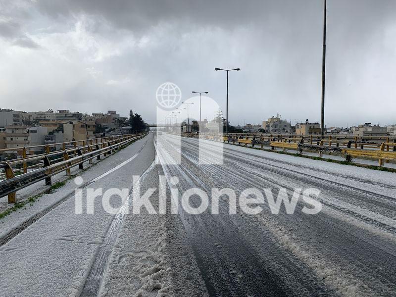 Στα λευκά «ντύθηκε» το Ηράκλειο (pics+vid)