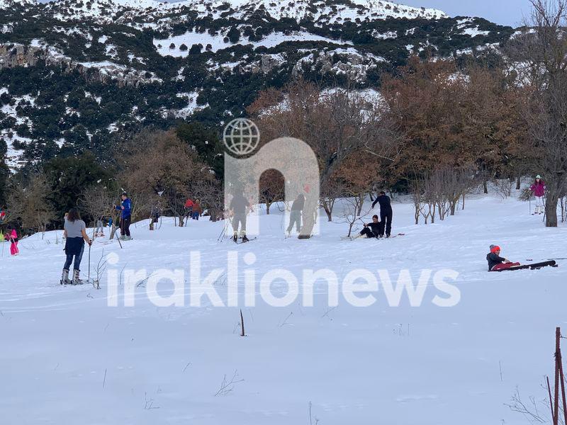 Πλημμύρισε Κρητικούς το Οροπέδιο - Φόρεσαν χιονοπέδιλα και απόλαυσαν το χιόνι (pics+vid)