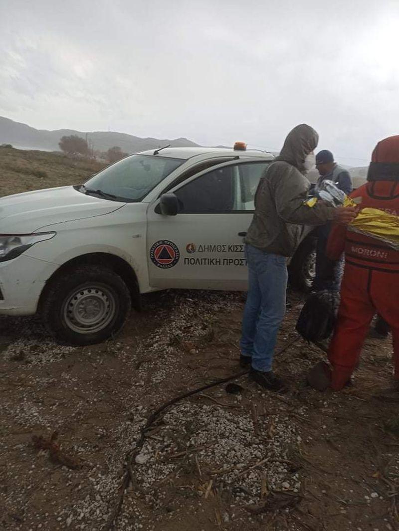 Φορτηγό πλοίο προσάραξε στην Κίσσαμο (pics+vid)