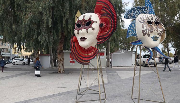 Μάσκες Βενετσιάνικού Καρναβαλιού στολίζουν το κέντρο του Ηρακλείου (pics)