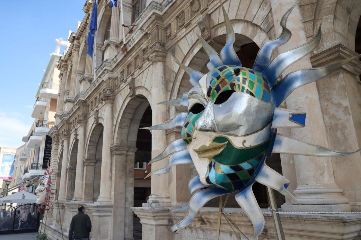 Μάσκες Βενετσιάνικού Καρναβαλιού στολίζουν το κέντρο του Ηρακλείου (pics)