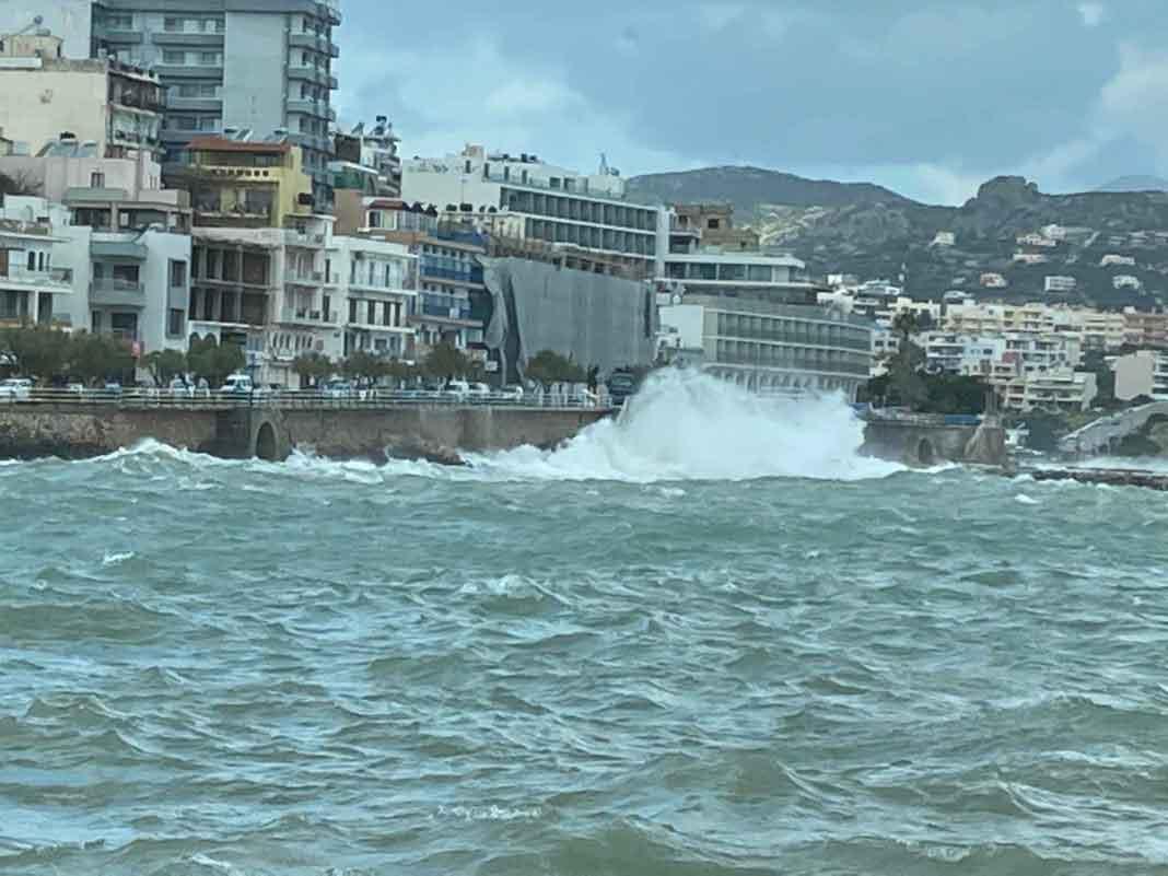 Πλημμύρισαν καταστήματα από τα τεράστια κύματα που σήκωσαν οι θυελλώδεις άνεμοι