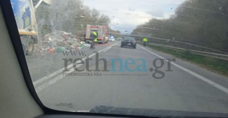 Φωτιά σε απορριμματοφόρο ανακύκλωσης στην εθνική οδό (pic) 3 Φωτιά σε απορριμματοφόρο ανακύκλωσης στην εθνική οδό (pic)