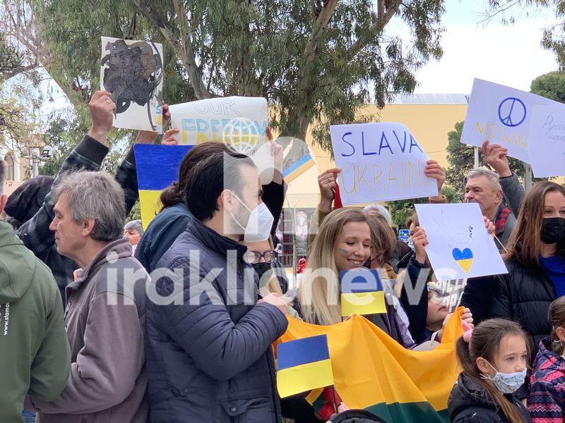 Συγκέντρωση διαμαρτυρίας των Ουκρανών του Ηρακλείου στην πλατεία Ελευθερίας (pics)