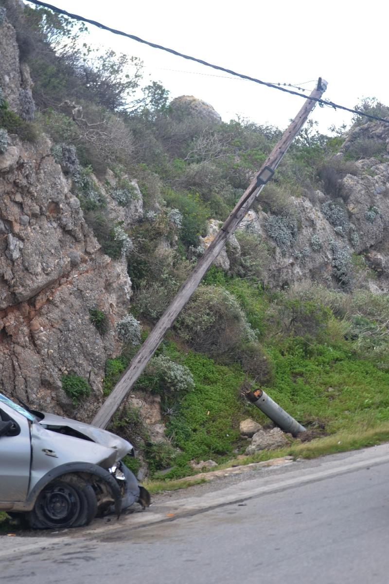 Χανιά: Αγροτικό "καρφώθηκε" σε στύλο - Τραυματίστηκε ο οδηγός (pic)