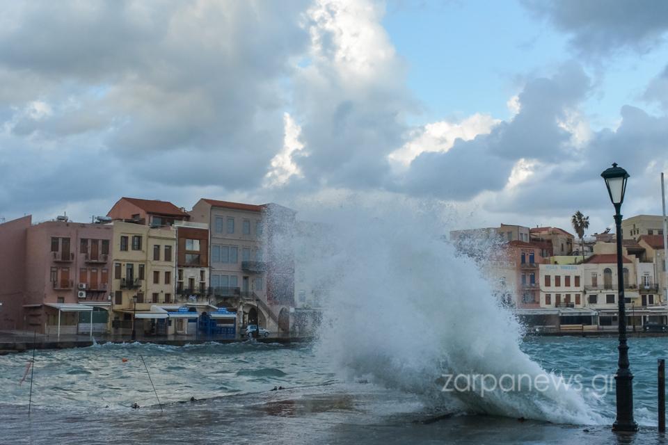 Τα κύματα "χτυπούν" το Ενετικό Λιμάνι των Χανίων - Εντυπωσιακές εικόνες