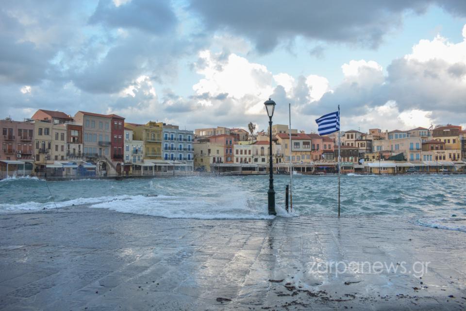 Τα κύματα "χτυπούν" το Ενετικό Λιμάνι των Χανίων - Εντυπωσιακές εικόνες
