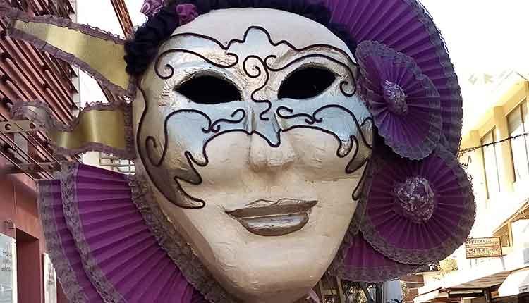 Στολίστηκε το κέντρο του Ηρακλείου με μάσκες για τις Αποκριές (pics)