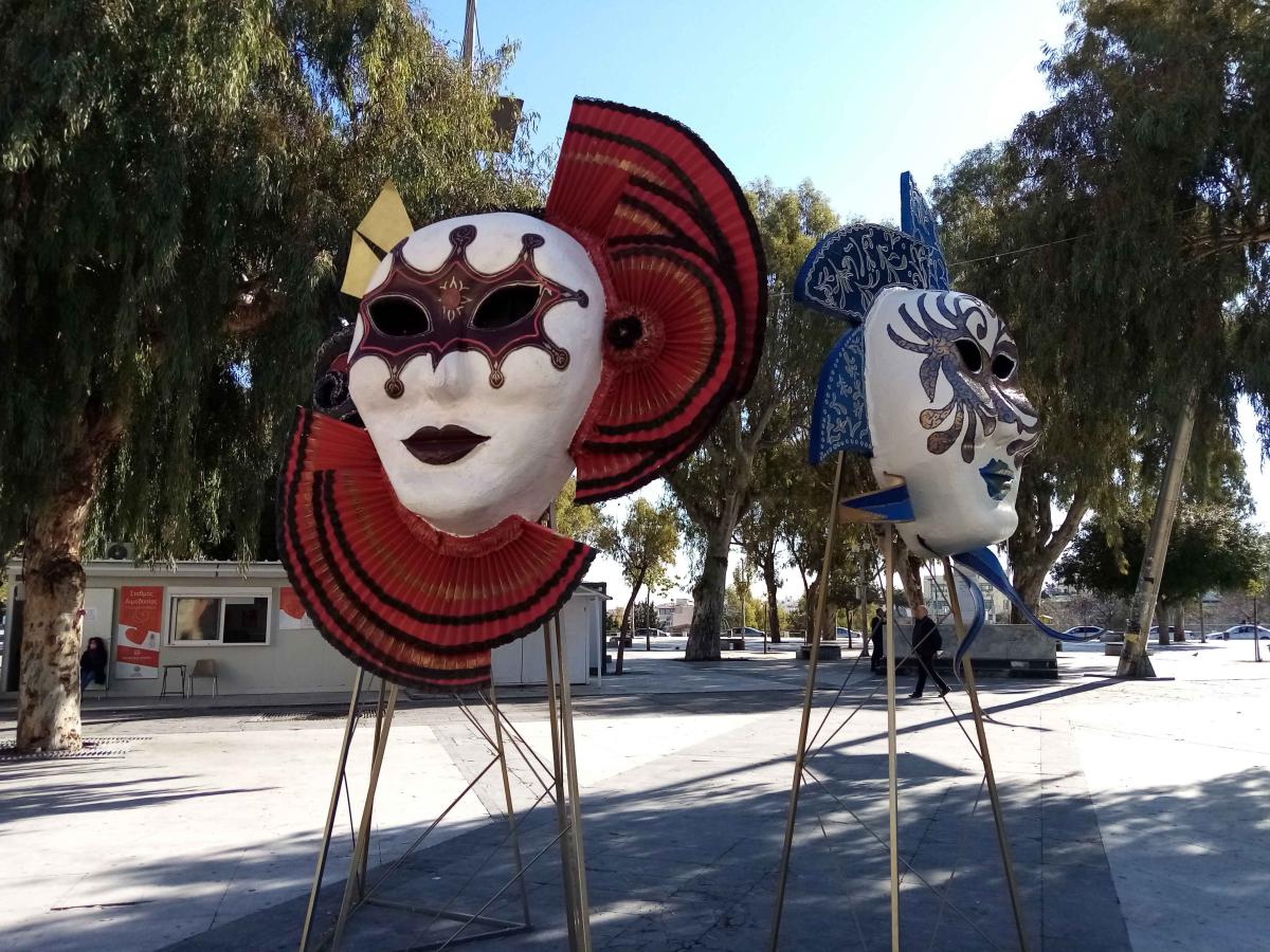 Στολίστηκε το κέντρο του Ηρακλείου με μάσκες για τις Αποκριές (pics)