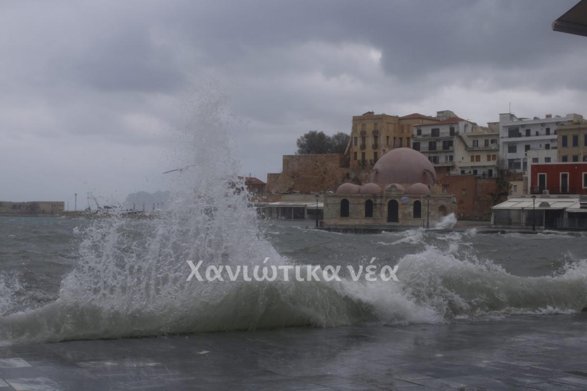 Εντυπωσιακοί κυματισμοί στο ενετικό λιμάνι των Χανίων (pics) 4 Εντυπωσιακοί κυματισμοί στο ενετικό λιμάνι των Χανίων (pics)