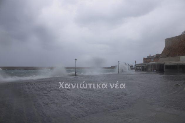 Εντυπωσιακοί κυματισμοί στο ενετικό λιμάνι των Χανίων (pics) 3 Εντυπωσιακοί κυματισμοί στο ενετικό λιμάνι των Χανίων (pics)