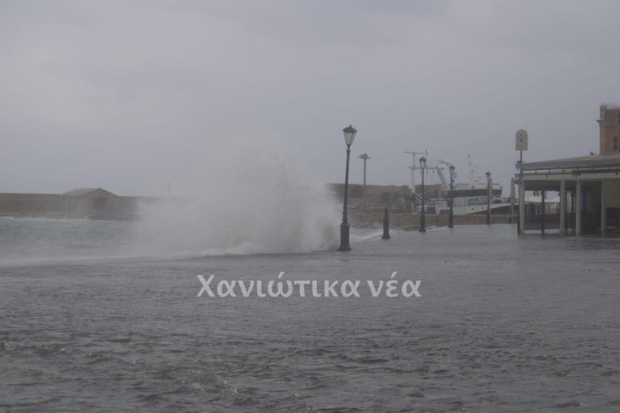 Εντυπωσιακοί κυματισμοί στο ενετικό λιμάνι των Χανίων (pics) 5 Εντυπωσιακοί κυματισμοί στο ενετικό λιμάνι των Χανίων (pics)