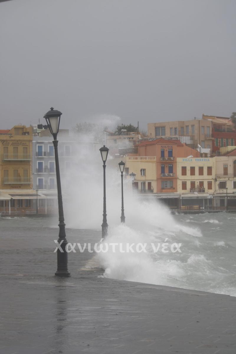 Εντυπωσιακοί κυματισμοί στο ενετικό λιμάνι των Χανίων (pics) 6 Εντυπωσιακοί κυματισμοί στο ενετικό λιμάνι των Χανίων (pics)