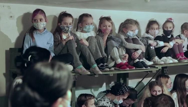 Φωτογραφίες που λυγίζουν και τους πιο δυνατούς - Παιδιά στοιβαγμένα σε καταφύγια (pics) 4 Φωτογραφίες που λυγίζουν και τους πιο δυνατούς - Παιδιά στοιβαγμένα σε καταφύγια (pics)