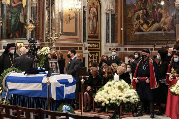 Το τελευταίο αντίο στον Χρ. Σαρτζετάκη - Καλυμμένο με ελληνική σημαία το φέρετρο (pics)