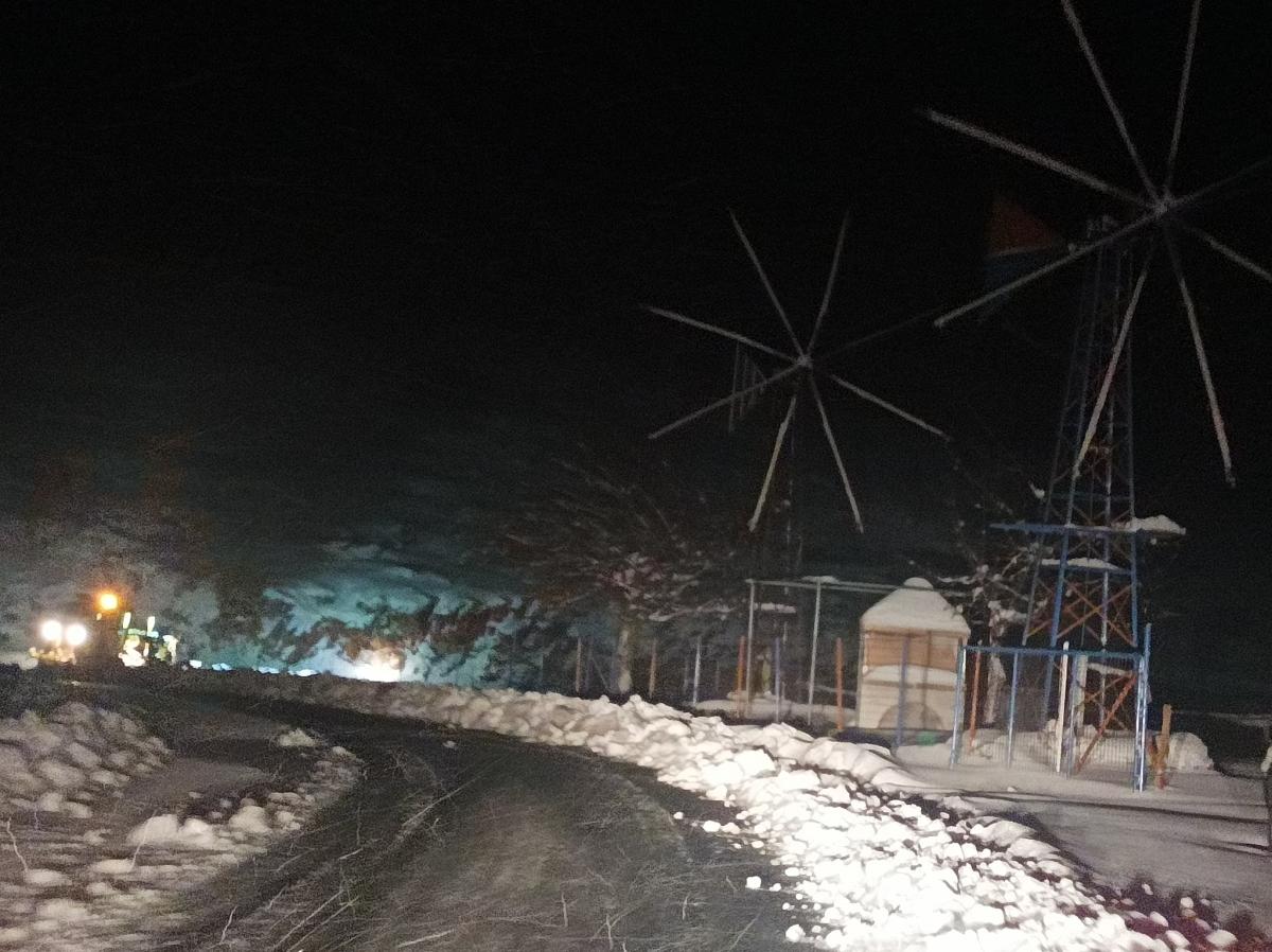 Κλειστά τα σχολεία στο Οροπέδιο Λασιθίου - Ολονύχτια η «μάχη» με τα χιόνια (pics+vids)