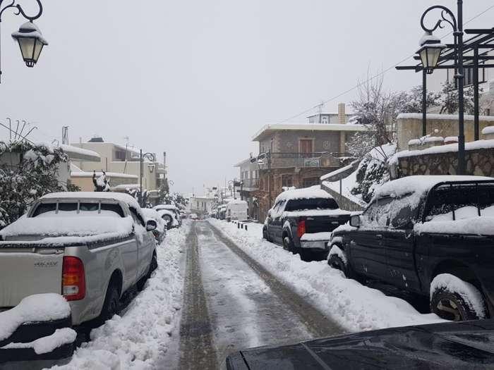 Ξεπέρασε τα 30 εκατοστά το χιόνι στα Ανώγεια - Έξι μηχανήματα επιχειρούν (pics)