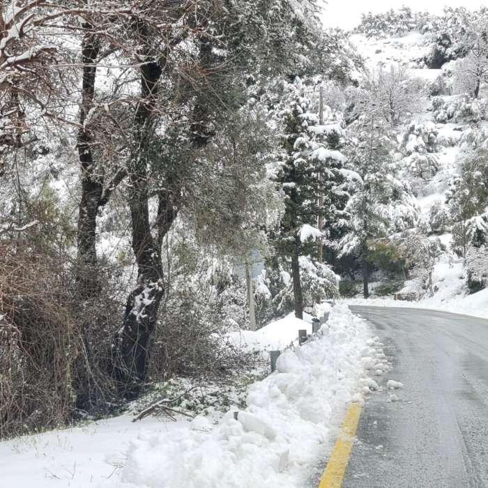 Ξεπέρασε τα 30 εκατοστά το χιόνι στα Ανώγεια - Έξι μηχανήματα επιχειρούν (pics)