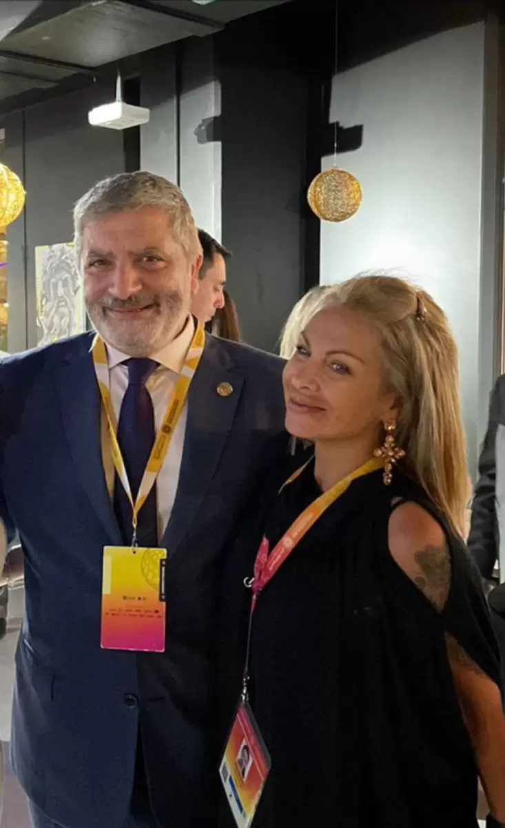 Ελληνίδα dj ντύθηκε τσολιάς και ξεσήκωσε το Ντουμπάι! (pics & vid)