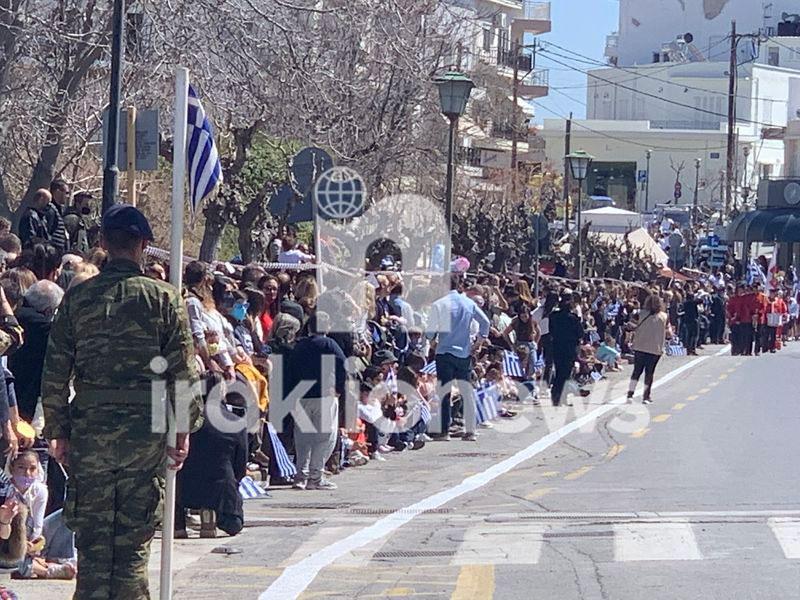 Με τη μαθητική και στρατιωτική παρέλαση συνεχίζονται οι εορτασμοί στο Ηράκλειο (pics)