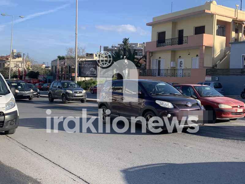 Ηράκλειο: Αυτοκίνητο «έμεινε» στην Εθνική και προκάλεσε κυκλοφοριακό κομφούζιο (pics)