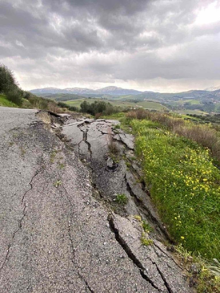 Κρήτη: Υποχωρεί το έδαφος από τις πολλές βροχές – Παρασύρει δρόμους, ελιές, αμπέλια (pics)