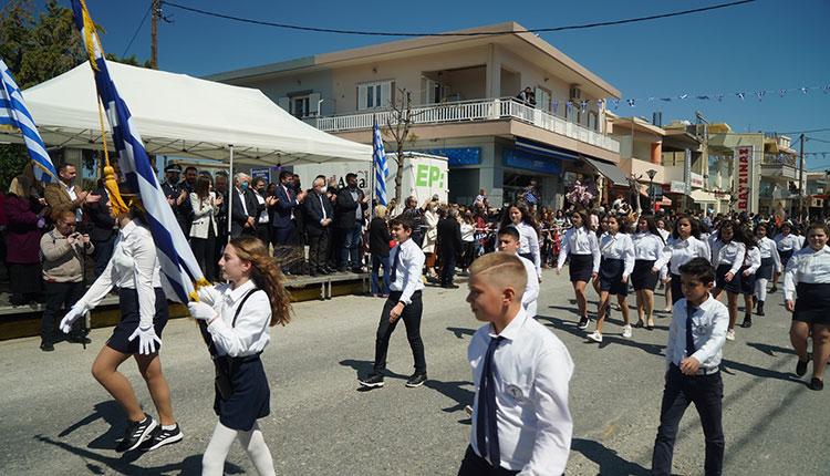 Πλήθος κόσμου στην παρέλαση στο Γάζι