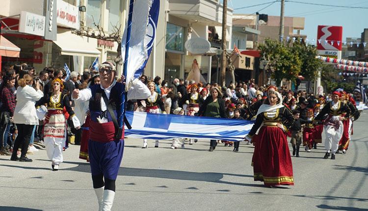 Πλήθος κόσμου στην παρέλαση στο Γάζι