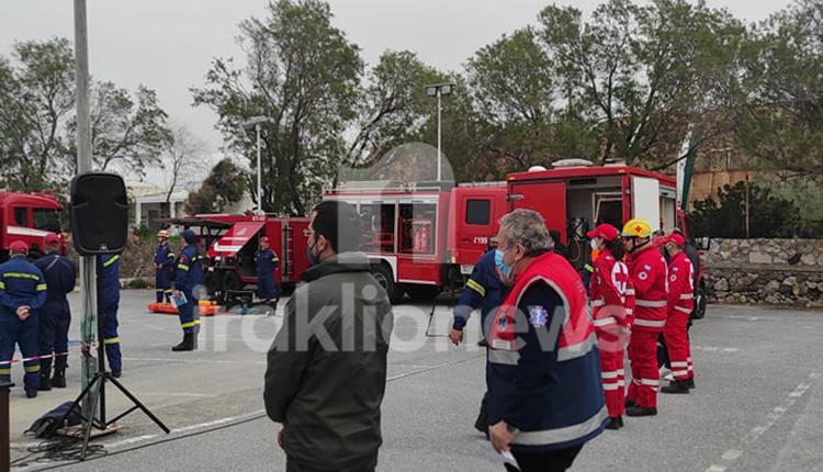 Επί ποδός... η Πυροσβεστική για θέματα απεγκλωβισμού και φωτιάς (pics)