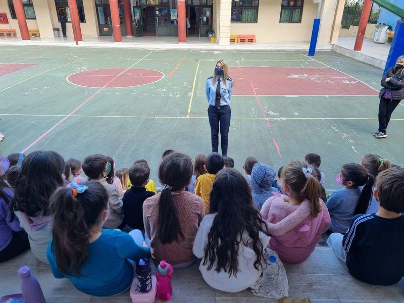 Περιπολικό της Τροχαίας στο προαύλιο σχολείων στο Ηράκλειο