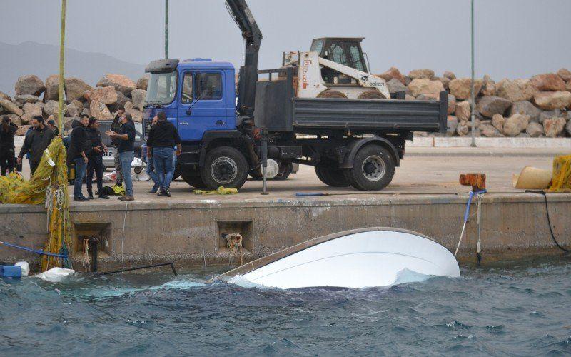 Προβλήματα λόγω των θυελλωδών ανέμων στην Κρήτη - Ημιβυθίστηκε αλιευτικό (pics)