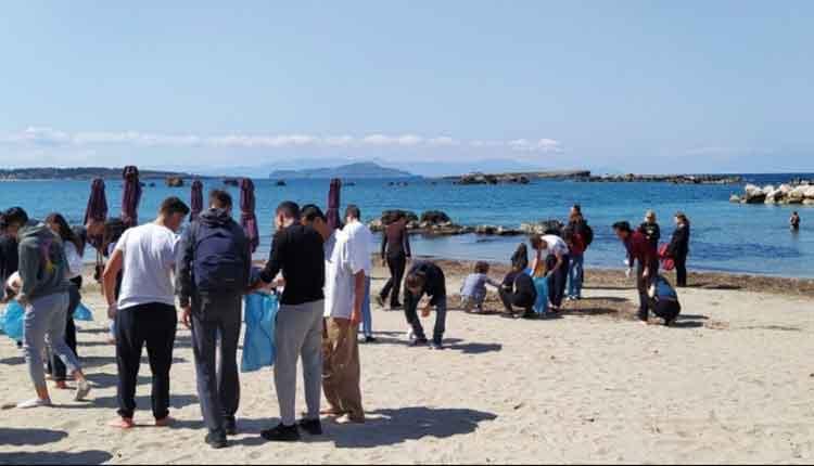 Μάζεψαν 100 κιλά σκουπίδια από παραλία της Κρήτης