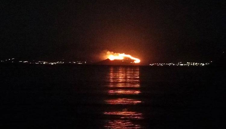 Μεγάλη φωτιά στην Πάρο - Ορατή από τη Νάξο (pics + vid)