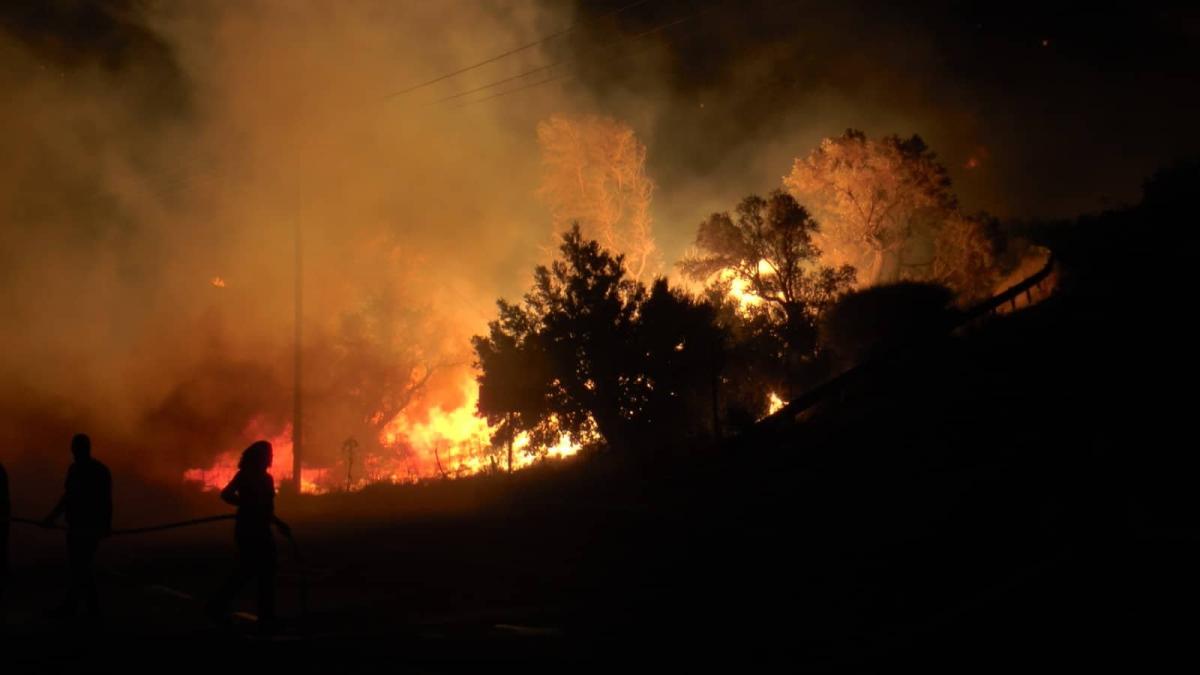 Φωτιά στο Ρέθυμνο: Μάχη επίγειων και εναέριων μέσων πυρόσβεσης με τις φλόγες (pics & vids)