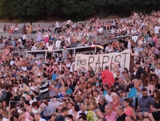 Αποφυλάκιση Λιγνάδη: Νέα παρέμβαση στην Επίδαυρο - "He's a Rapist"