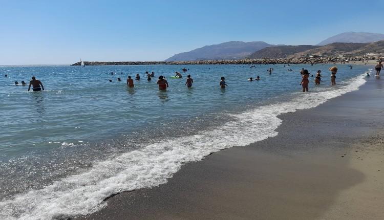 Ιδανικός προορισμός για κολύμπι και όχι μόνο η παραλία στον Κόκκινο Πύργο (pics)