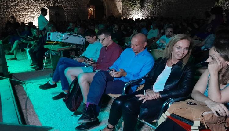 Επισκέφτηκε την Πύλη Βηθλεέμ ο Γ. Βαρουφάκης - Είδε την παράσταση «Στην ξενιτιά με πείσμα»