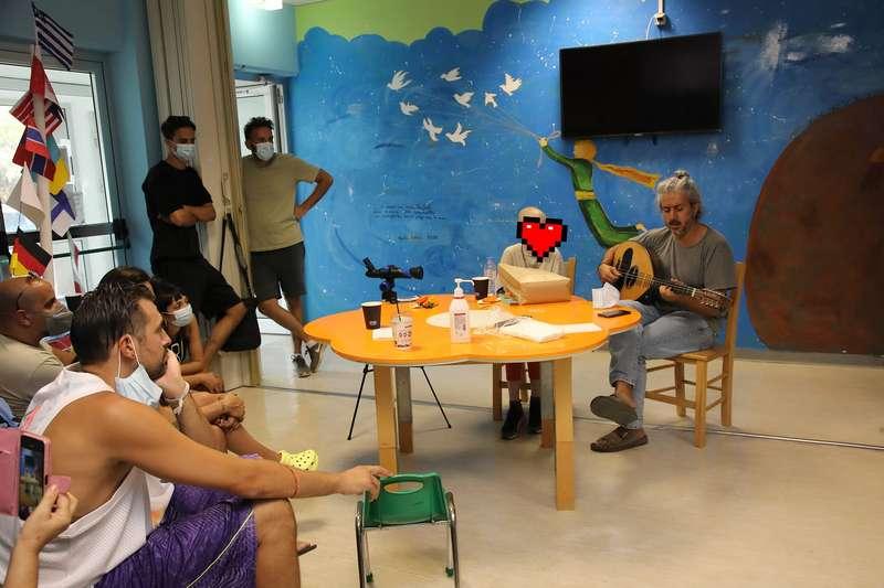 Μια ξεχωριστή εμφάνιση του Γιάννη Χαρούλη με το λαούτο του στην Ογκολογική του ΠΑΓΝΗ (pics) 4 Μια ξεχωριστή εμφάνιση του Γιάννη Χαρούλη με το λαούτο του στην Ογκολογική του ΠΑΓΝΗ (pics)
