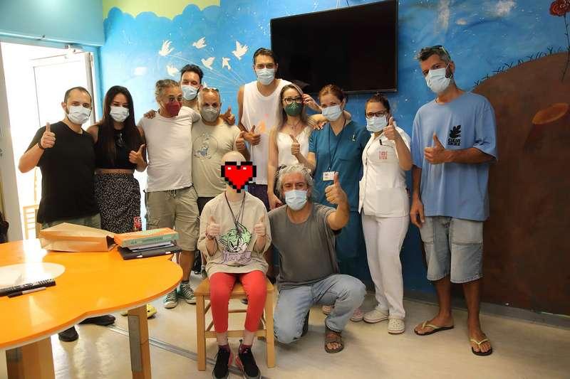 Μια ξεχωριστή εμφάνιση του Γιάννη Χαρούλη με το λαούτο του στην Ογκολογική του ΠΑΓΝΗ (pics) 6 Μια ξεχωριστή εμφάνιση του Γιάννη Χαρούλη με το λαούτο του στην Ογκολογική του ΠΑΓΝΗ (pics)