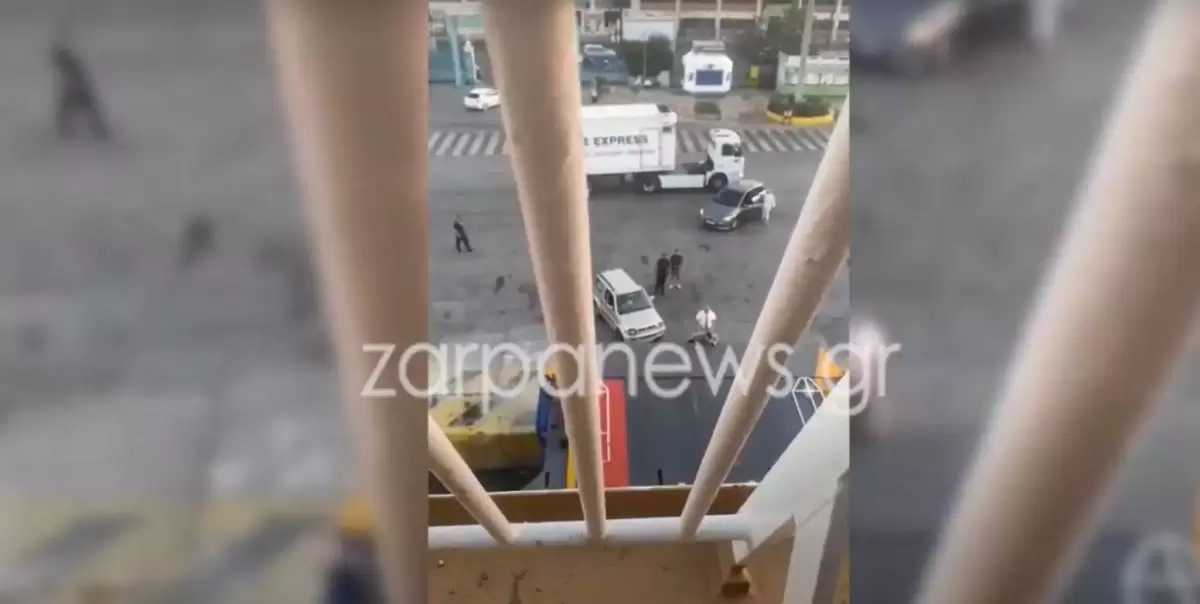 Αργοπορημένος επιβάτης πήδηξε και γαντζώθηκε από τον καταπέλτη για να μπει στο πλοίο!